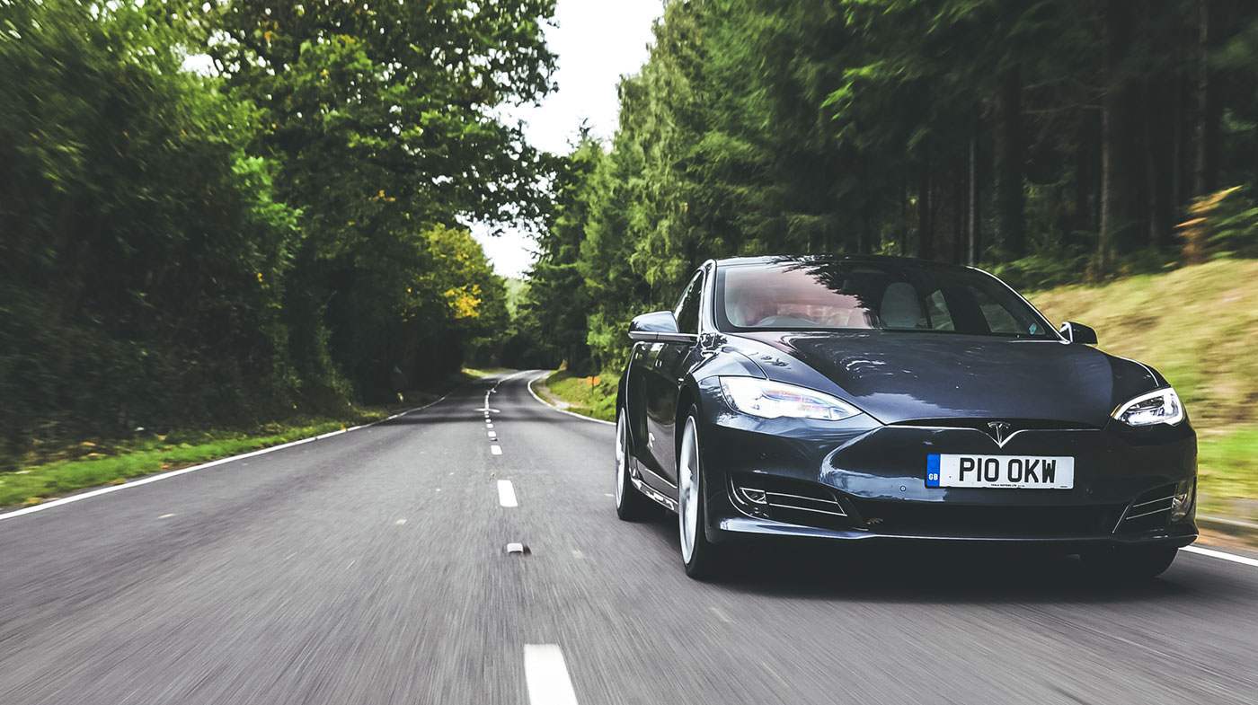 Tesla-P100D-hills-road